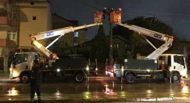 Seyir halinde dorsesi açılan kamyon elektrik tellerini devirdi