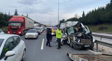 TEM'deki kazada sürücü araç içinde sıkıştı