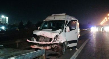 TEM’in orta şeridinde terk edilen otomobil kazaya sebep oldu