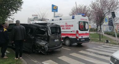 Ters yöne U dönüşü kazayı getirdi: 1'i ağır 4 yaralı