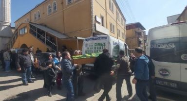 Üzerine demir kapı düşen çocuk yaşamını yitirdi