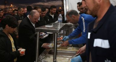 Varank, Kocaeli çadır kentte orucunu açtı