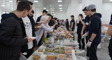 Veliler el emekleriyle yaptı, öğrenciler depremzedeler için satıyor