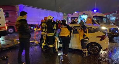 Yol çalışması olan bölgede beton bariyerlere çarptı
