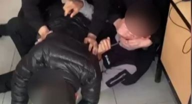17 yaşındaki genç sınıfta diğer öğrencilerin zorbalığına uğradı