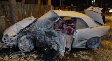 Alev alan otomobildeki sürücü yanmaktan son anda kurtarıldı