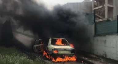 Alev alev yanan otomobil hurda yığınına döndü