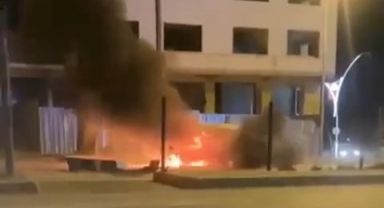 Alev alev yanan otomobilin sürücüsü hayatını kaybetti