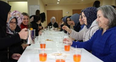 Anne Şehir’den kokulu mum yapımı