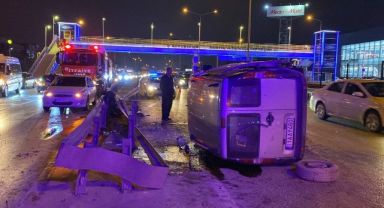 Bariyerlere çarpan hafif ticari araç devrildi : 1 yaralı