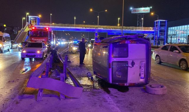 Bariyerlere çarpan hafif ticari araç devrildi : 1 yaralı