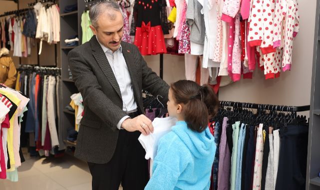 Belediyeden yetim çocuklara bayramlık