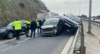 Bir dakika arayla 2 ayrı kaza oldu, 9 kişi yaralandı