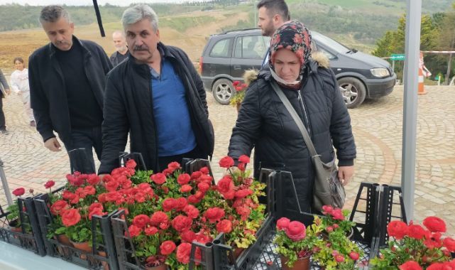 Büyükşehir’den mezarlıklarda çiçek dağıtımı
