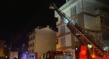 Çayırova'da tadilat yapılan çatıda yangın çıktı