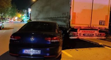 Cep telefonuna bakmak isterken park halindeki tıra çarptı: 3 yaralı