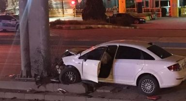 Dilovası'da otomobil üst geçidin ayağına çarptı