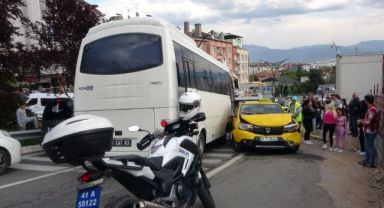 Freni patlayan midibüs 5 aracın arasına daldı: 2 yaralı