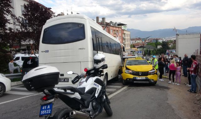 Freni patlayan midibüs 5 aracın arasına daldı: 2 yaralı