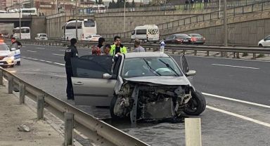 Gebze'de Otomobil önce tıra ardından bariyerlere çarptı
