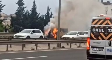 Gebze'de seyir halindeki araç alev alev yandı