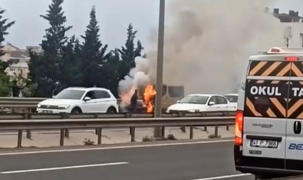Gebze'de seyir halindeki araç alev alev yandı