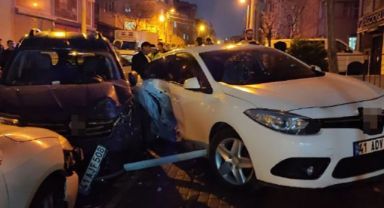 Gebze'de ticari araç, park halindeki 2 otomobile çarptı