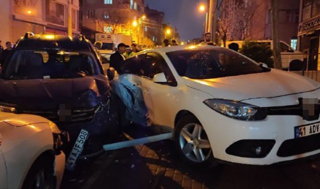 Gebze'de ticari araç, park halindeki 2 otomobile çarptı
