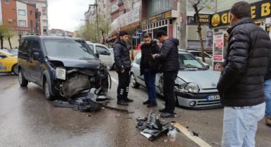 Hafif ticari araç ile otomobil çarpıştı: 1 yaralı