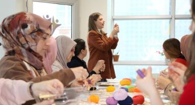 Hem nakış öğreniyor hem de streslerini atıyorlar