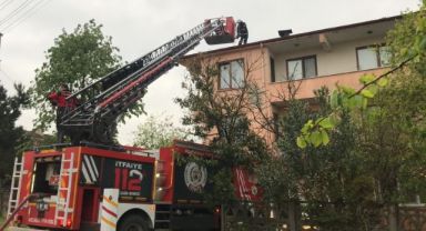 İki katlı apartmanın çatısı alev alev yandı