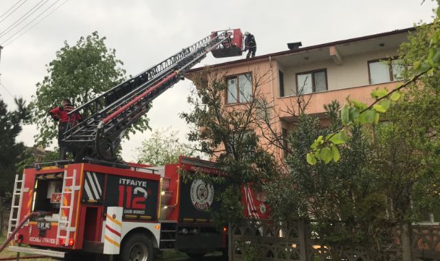 İki katlı apartmanın çatısı alev alev yandı