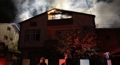İki katlı binanın çatısı alev alev yandı