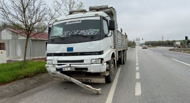 Kamyon kırmızı ışıkta duran araca çarptı: 2 yaralı