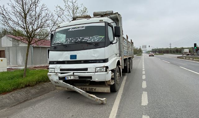 Kamyon kırmızı ışıkta duran araca çarptı: 2 yaralı