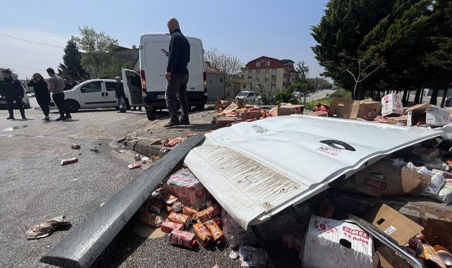Kaza yapan araçtaki meşrubatlar yola saçıldı