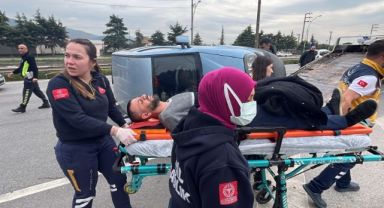 Kocaeli'de araç yan yattı: 3'ü çocuk 8 yaralı