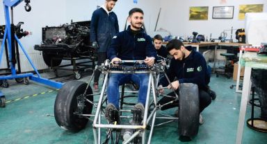 Kocaeli'de çevre dostu F1 otomobili üretiyorlar