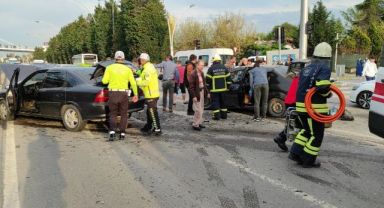 Kocaeli'de iki otomobil çarpıştı,5 yaralı