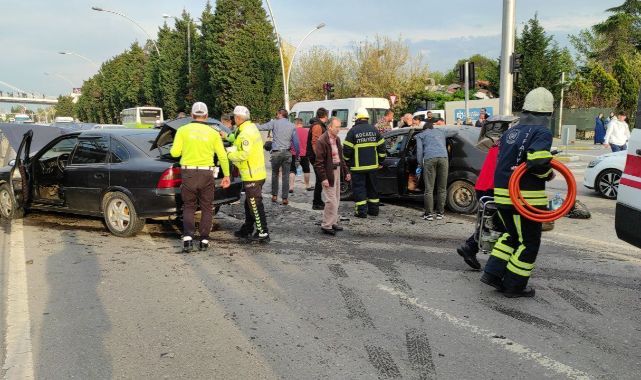Kocaeli'de iki otomobil çarpıştı,5 yaralı