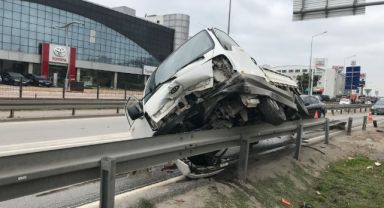 Kontrolden çıkan kamyonet bariyerlere çarparak durabildi