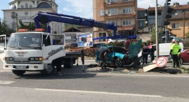 Lastiği kopan otomobil trafik lambaları direğine çarptı
