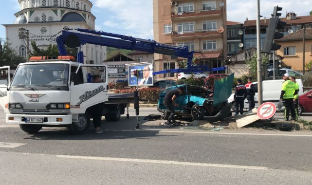 Lastiği kopan otomobil trafik lambaları direğine çarptı