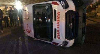Otobüsle çarpışan ambulans yan yattı: 3 yaralı