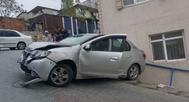 Otomobil yokuştan aşağı savrularak bina duvarına çarptı