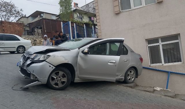 Otomobil yokuştan aşağı savrularak bina duvarına çarptı