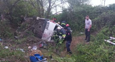 Servis minibüsü TEM'de şarampole devrildi: 13 yaralı