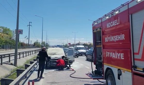 Seyir halindeki araçta yangın çıktı