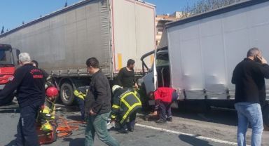 Tıra çarpan kamyonetin sürücüsü araçta sıkıştı, TEM otoyolu kapandı
