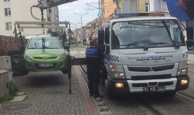 Tramvay yoluna park edilen araçlar çekiliyor